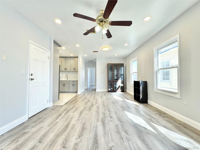 Foto del edificio - 43-15 156th St