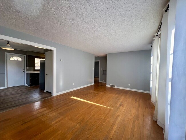 Foto del edificio - Walking distance to Merrimon Ave and the B...