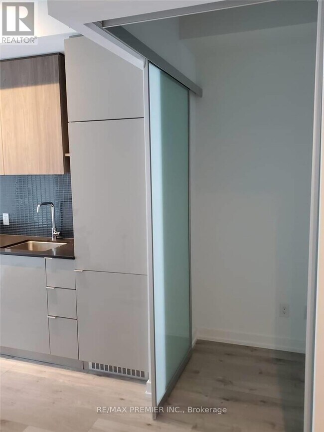 Photo du bâtiment - 161 Roehampton Ave