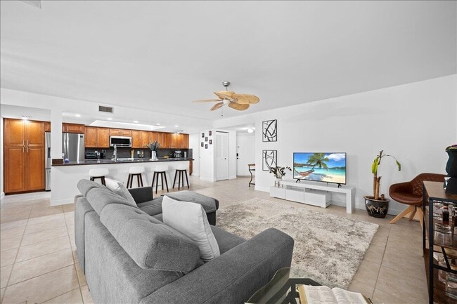 Building Photo - 825 Egret Cir