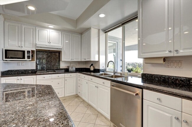 Foto del edificio - Luxurious home available immediately.