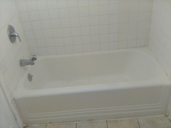 Foto del edificio - 594 Roosevelt Ave