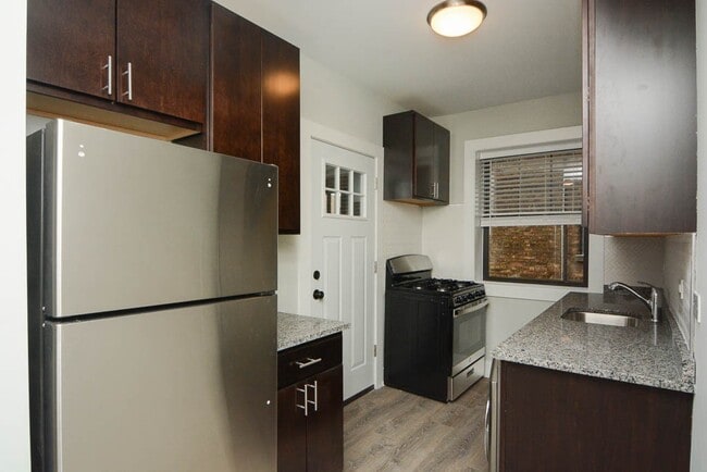 Foto del edificio - 1133 Maple Ave