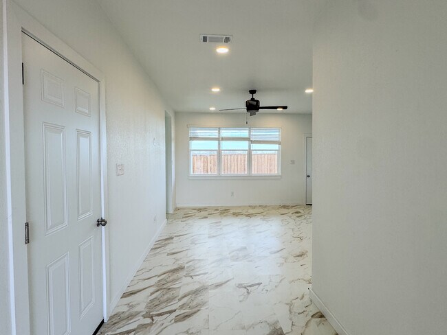 Foto del edificio - 350 Lucy Road