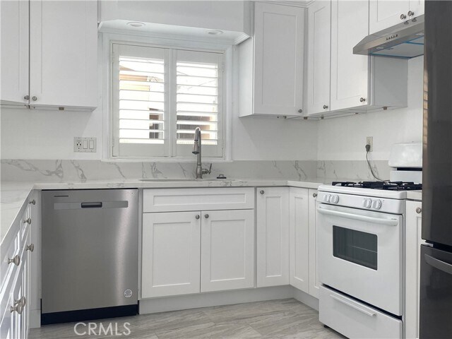 Building Photo - 4422 W Oakfield Ave