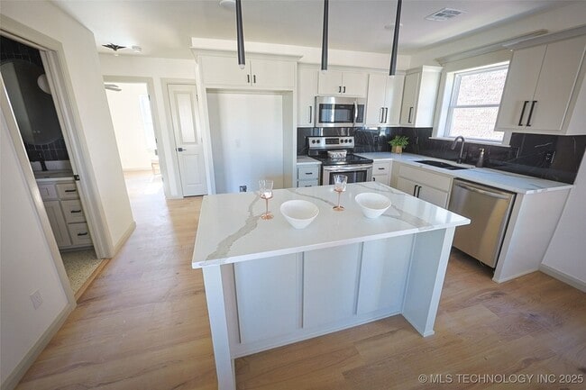 Building Photo - 108 W 2nd St