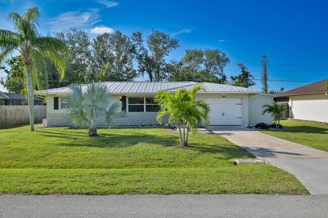 Foto del edificio - ** Charming Villa in Bonita Springs ~ Completely Renovated ~ Furnished ~ 1 Car Garage **
