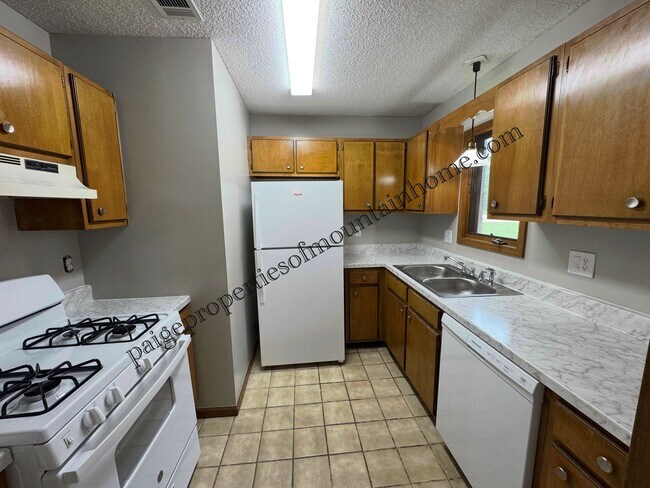 Foto del edificio - 605 Cooper Estates Dr