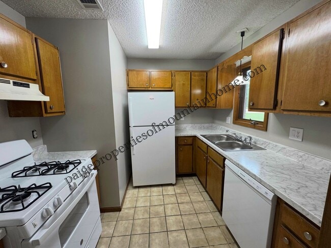 Building Photo - 605 Cooper Estates Dr