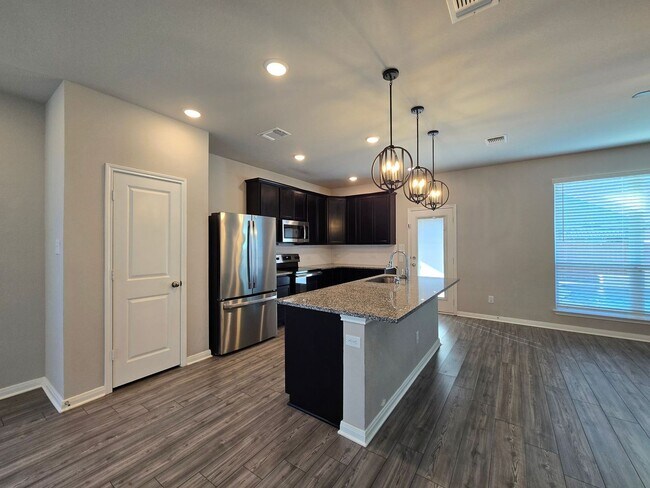 Foto del edificio - NEW IN MANAGEMENT - AVAILABLE NOW!