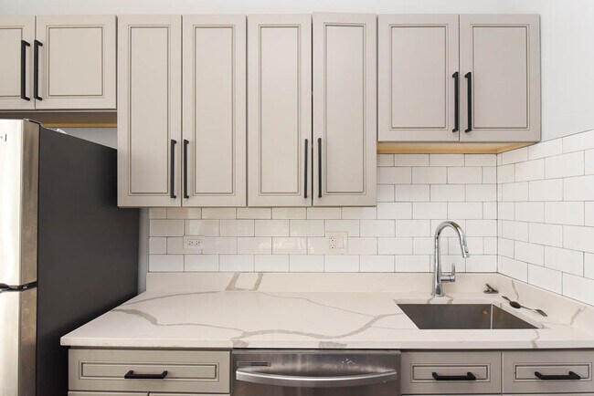 Building Photo - 7622 N Eastlake Terrace