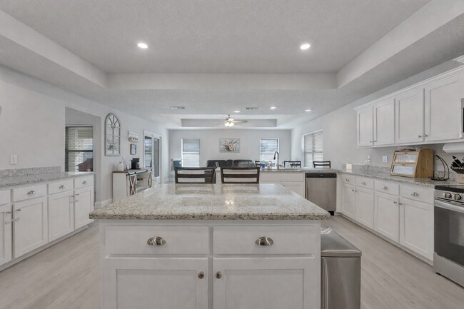 Foto del edificio - 5833 Crestlake Dr