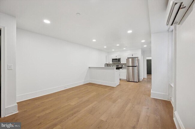 Building Photo - 1637 W GIRARD Ave