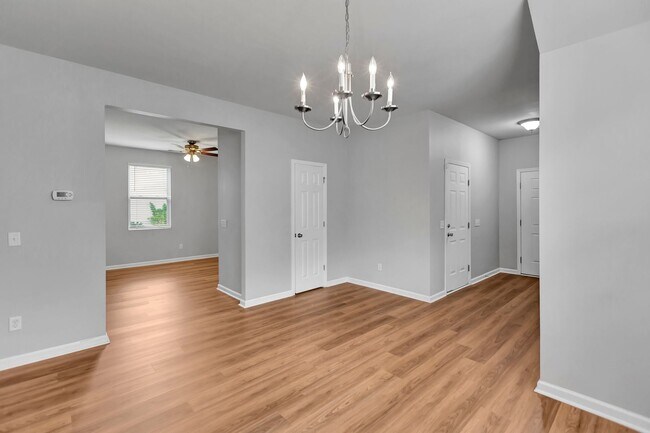 Building Photo - Spacious 3 Bedroom home in Mckwen!