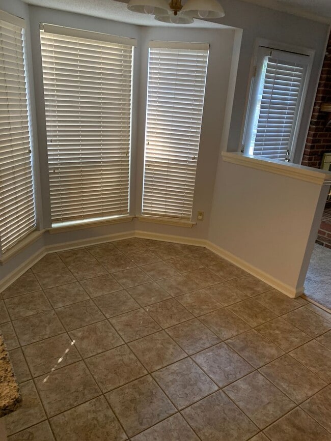 Building Photo - Lovely 3BR home in Raintree with fenced in...