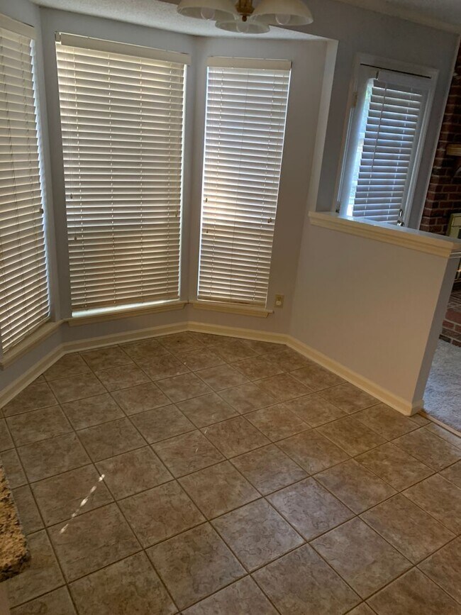 Foto del edificio - Lovely 3BR home in Raintree with fenced in...