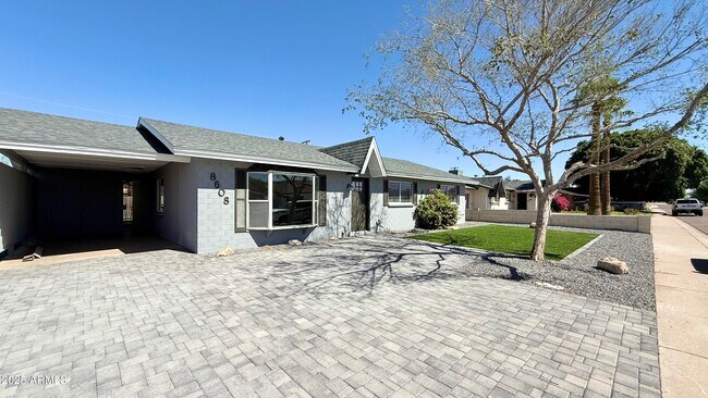 Foto del edificio - 8608 E Vernon Ave