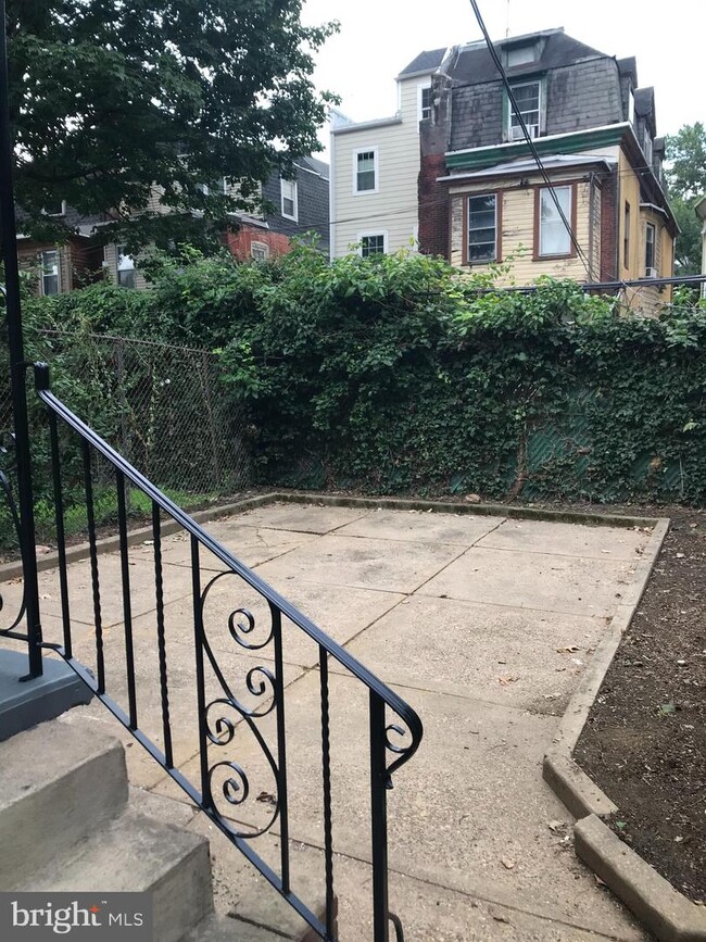Building Photo - 5026 Larchwood Ave