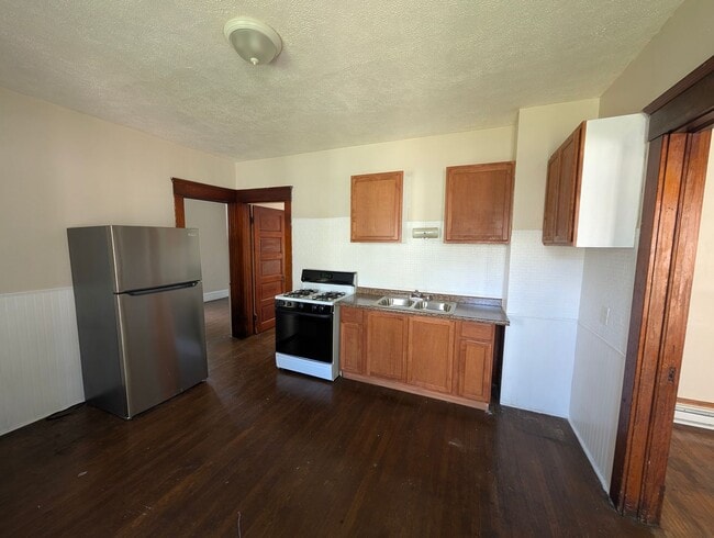 Building Photo - 3801 Mapledale Ave