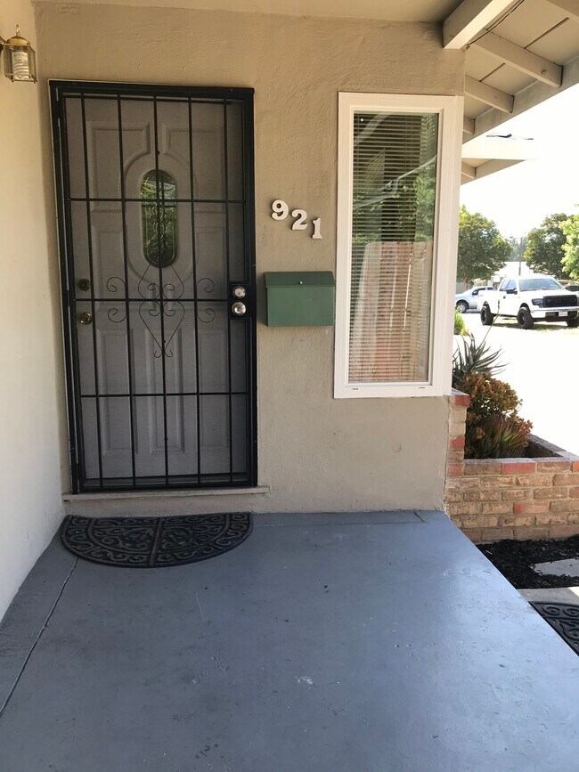 Puerta principal - 921 Sherman Oaks Dr