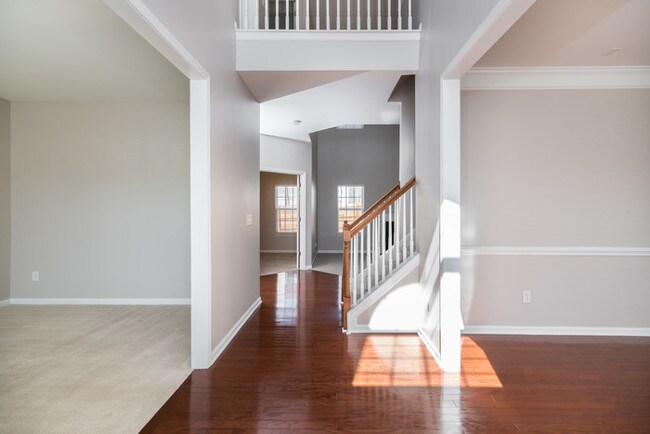Building Photo - Spacious 4 Bedroom!!