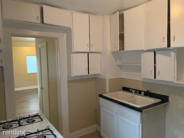 Building Photo - Studio, 1 bath Triplex - 829 S 27th St