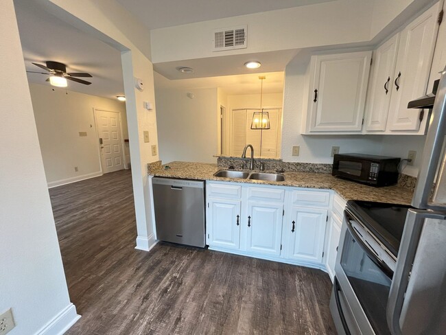 Building Photo - 2 bed, 1.5 bath Townhouse on E Bayou Parkway!