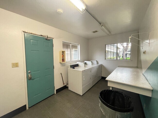 Building Photo - Upstairs Vallejo 1-Bedroom with Newer Carpet & On-Site Laundry