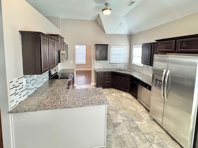 Foto del edificio - Now Leasing A Spacious 4 Bedroom 2 Bath Ho...