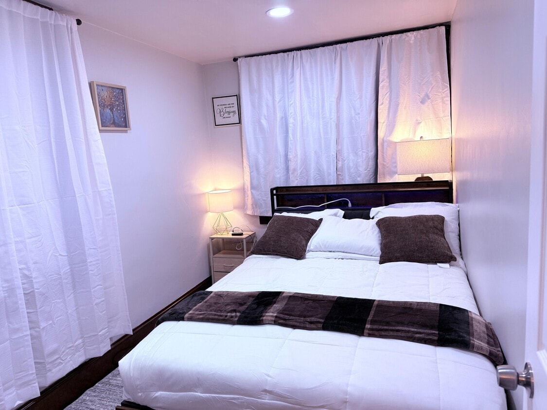 Bedroom - 212 Smith St