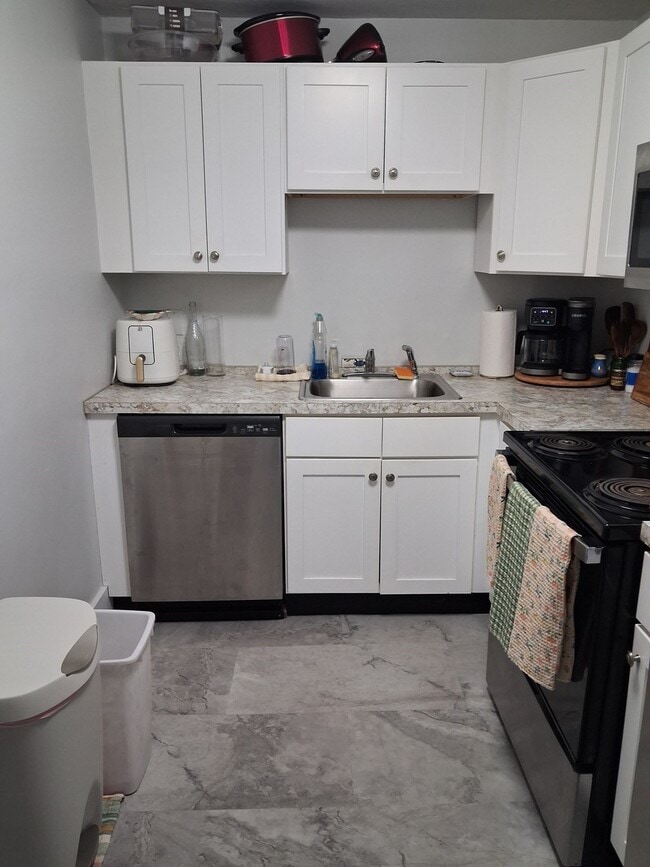 Building Photo - 5 Sawyer Pl