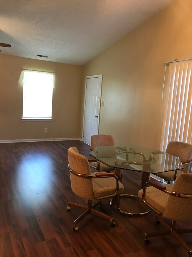 Comida - 324 Cobblewood Arch