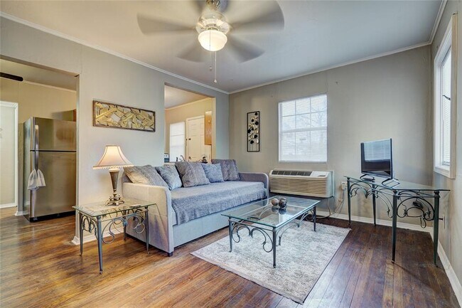 Foto del edificio - 3211 N Military Ave
