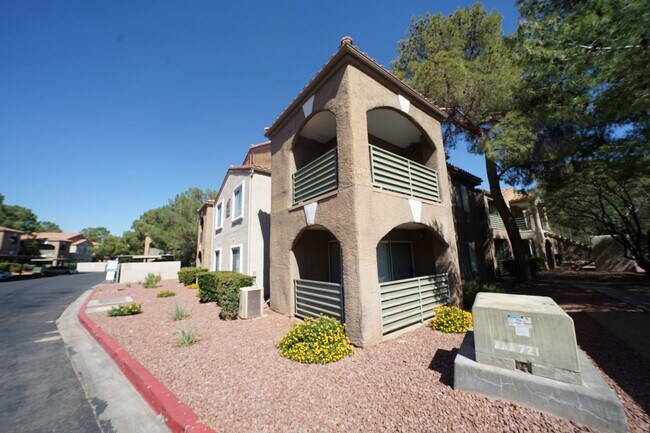Foto del edificio - SHOWINGS AVAILABLE NOW