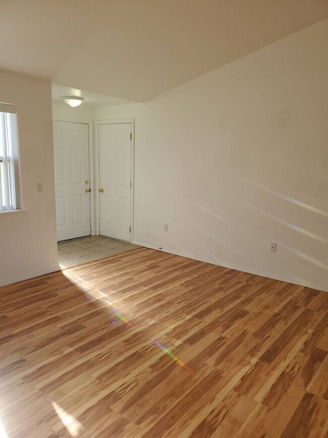 Foto del edificio - 3 Bedroom/ Double Car Garage/ Fenced Yard