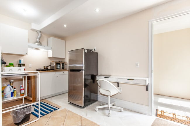 Photo du bâtiment - Bright, Beatutiful & Look Out Basement Apt.