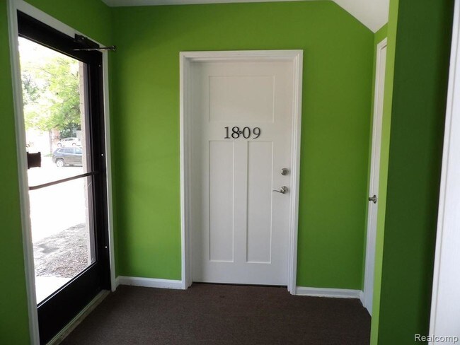 Building Photo - 1809 E Farnum Ave