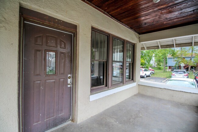 Building Photo - Awesome 5bed/2bath house, Amazing location!