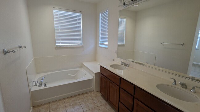 Foto del edificio - 3 BED 2.5 BATH IN PITTSBURG