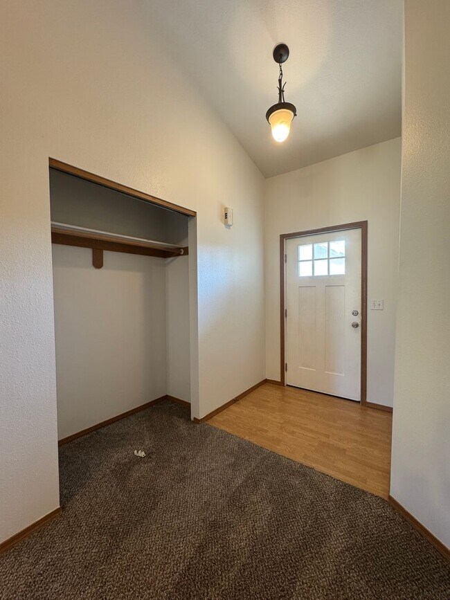 Building Photo - 3-Bedroom Home for Lease with Fenced Backyard