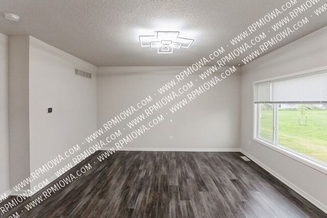 Building Photo - 16619 Oakwood Dr