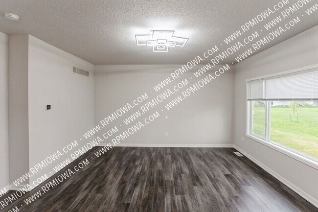 Foto del edificio - 16619 Oakwood Dr