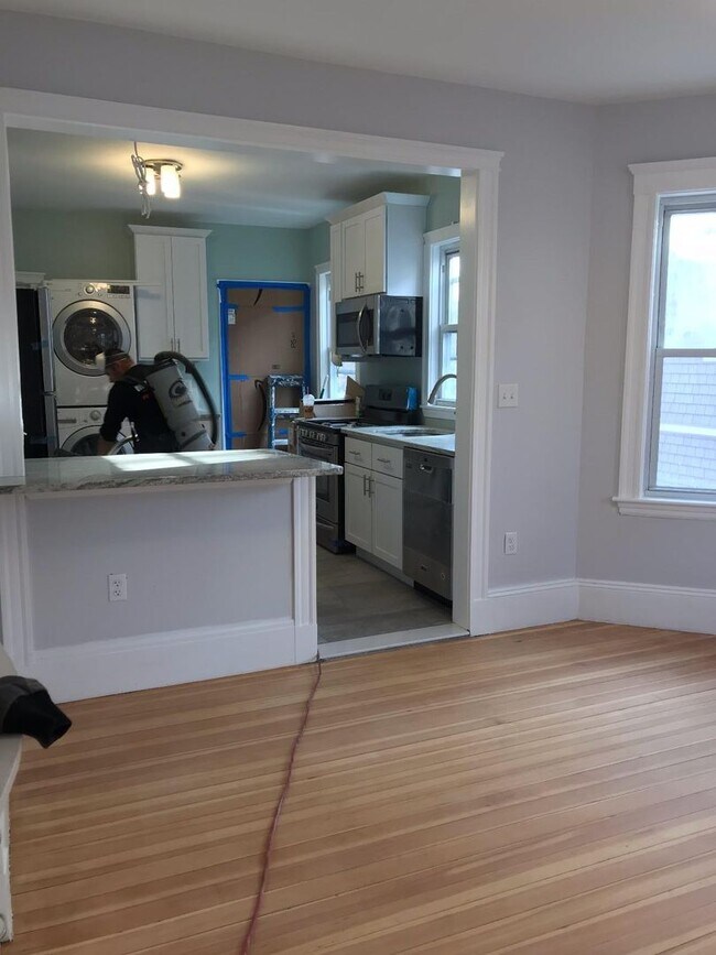 Building Photo - 4 Bedroom
