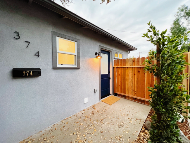 Building Photo - 374 Oakdale Dr