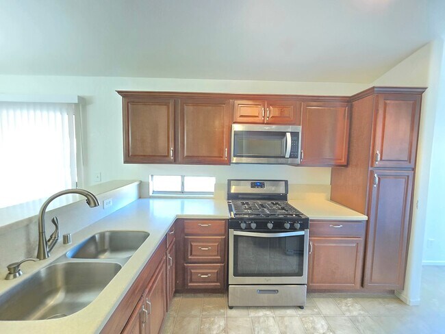 Building Photo - Beautiful 4-Bedroom / 2-bathroom Single-Family Home for Rent