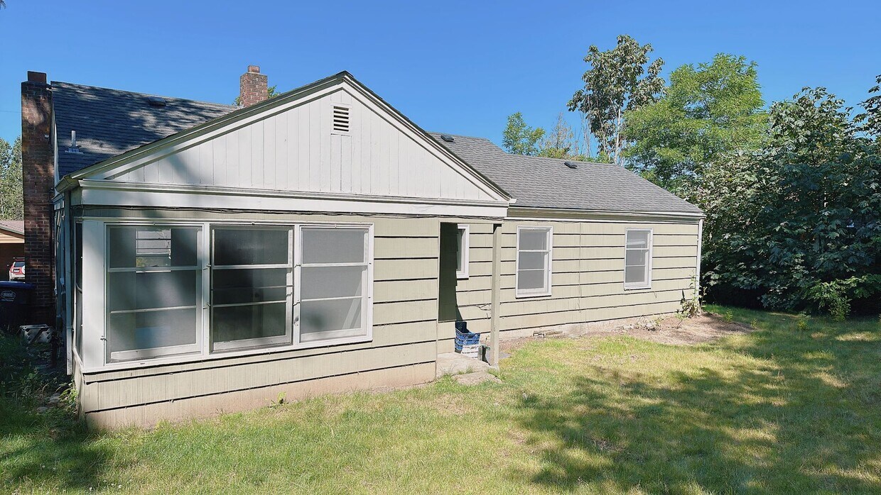 Primary Photo - Cute 3bdrm/1 bath cottage with big yard