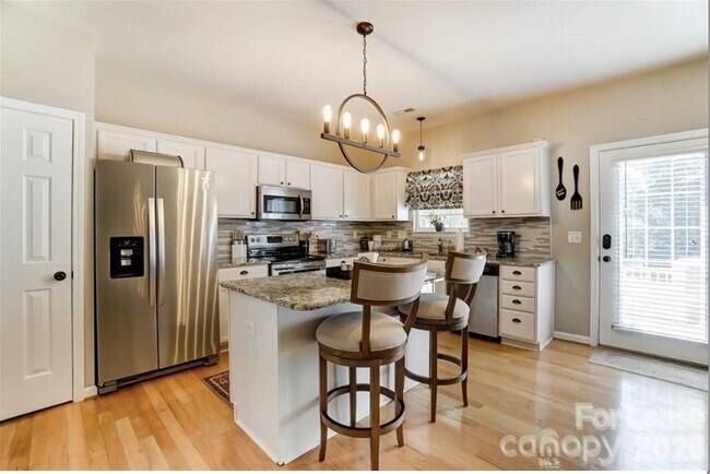 Foto del edificio - 4102 Christine Ln