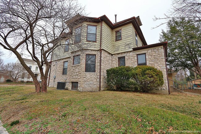 Foto del edificio - Three Story House Close to SEMO - June 2026- May 2027 Lease