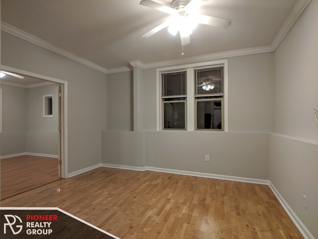 Building Photo - 540 W Surf St