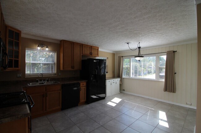 Building Photo - Award winning schools. Stunning home.  Centrally Located.